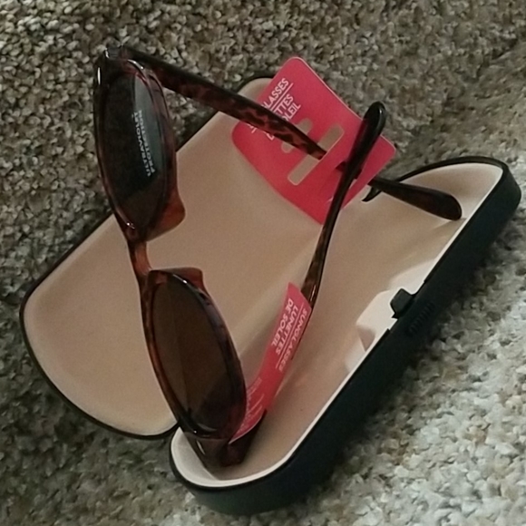 Fashion Sunglasses with Case - Picture 6 of 12